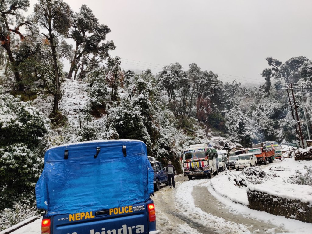 भारी हिमपातका कारण मध्यपहाडी लोकमार्ग अवरुद्ध