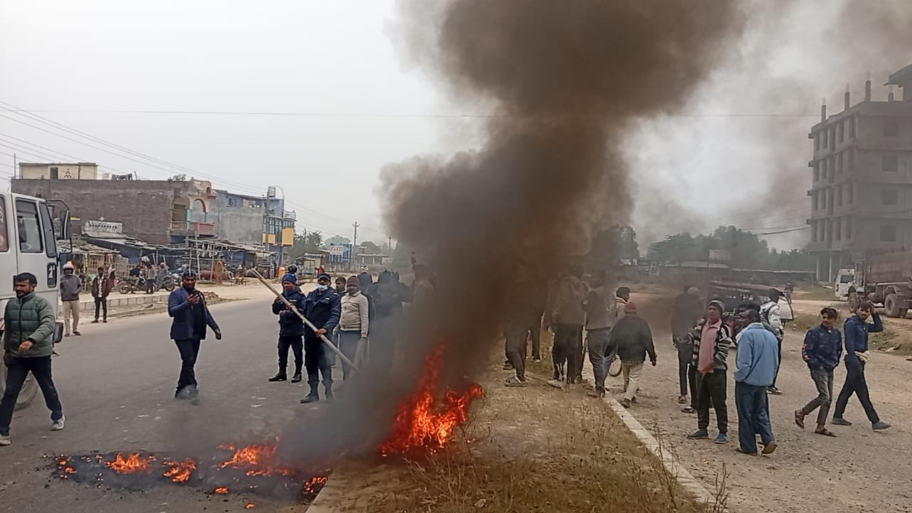 बंगलादेशमा हिन्दुमाथि भएको हत्याको विरोधमा प्रदर्शन, पूर्व-पश्चिम राजमार्ग अवरुद्ध