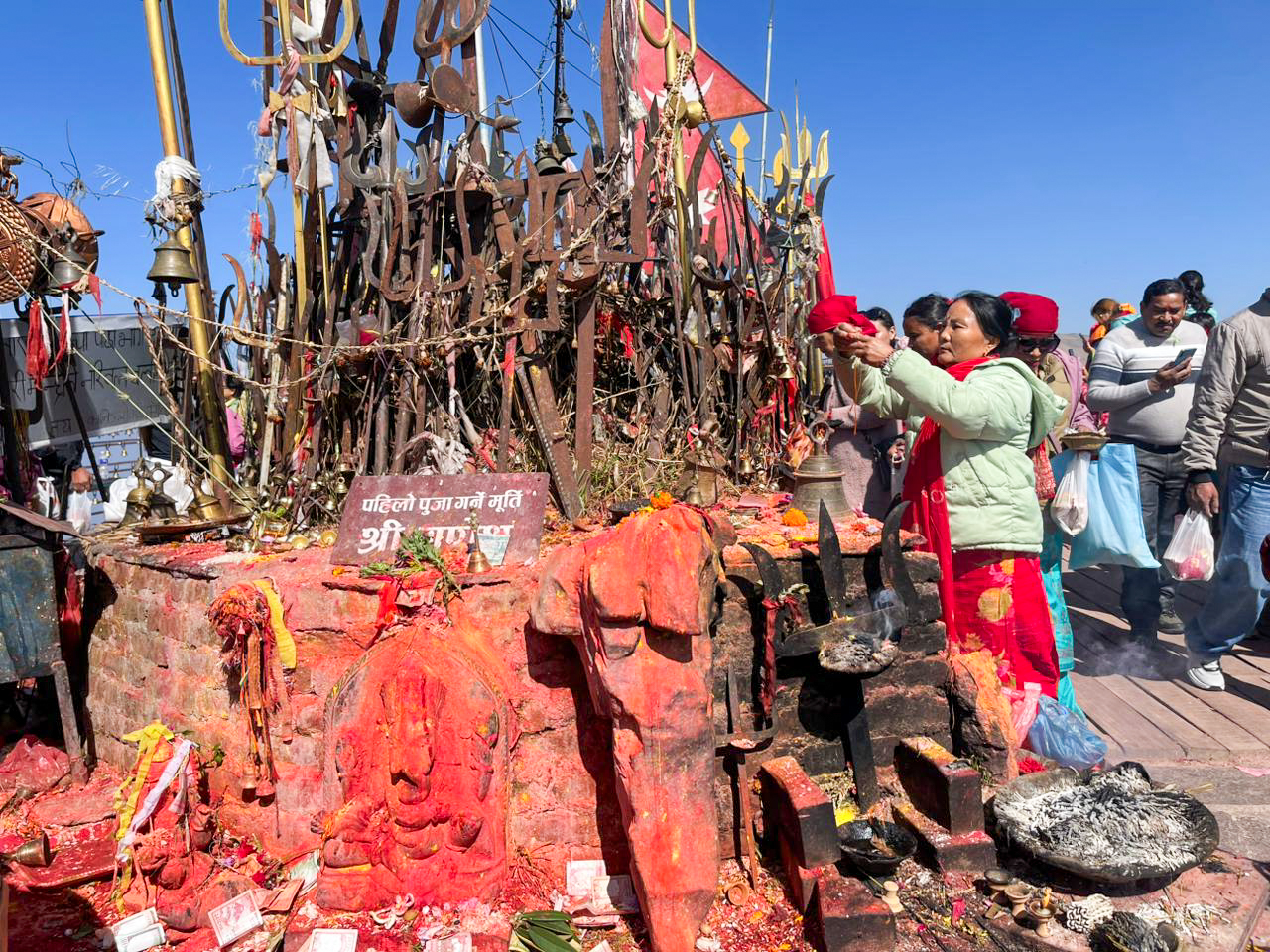 कालिञ्चोक भगवतीमा दर्शनार्थीहरु