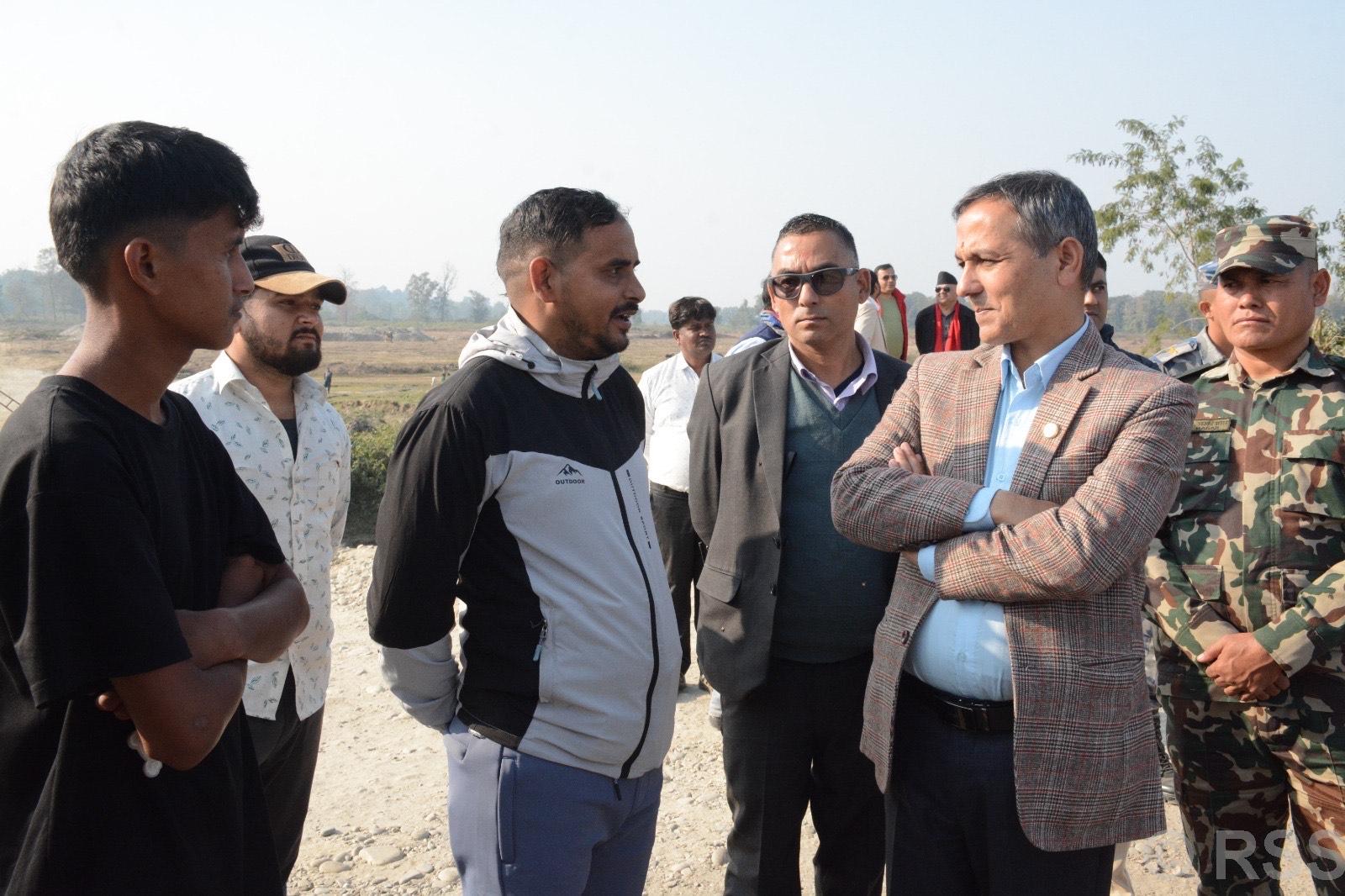 गृहमन्त्री अर्यालद्वारा निमार्णाधीन सुक्खा बन्दरगाह निरीक्षण