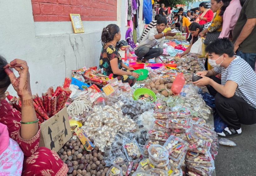 तिहारमा मिठाइ, किसमिस र झिलिमिली बत्तीको व्यापार बढ्यो