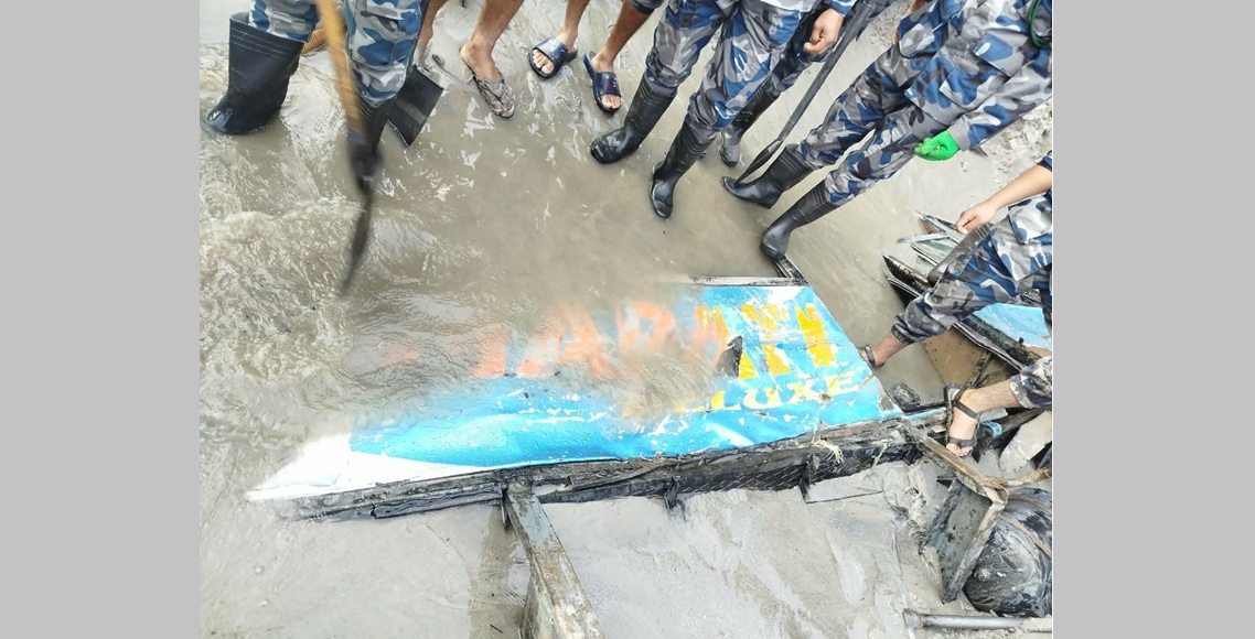 त्रिशूलीमा फेला परेको बस सिमलतालमा पहिरोले पुरेको ‘गणपति डिलक्स’