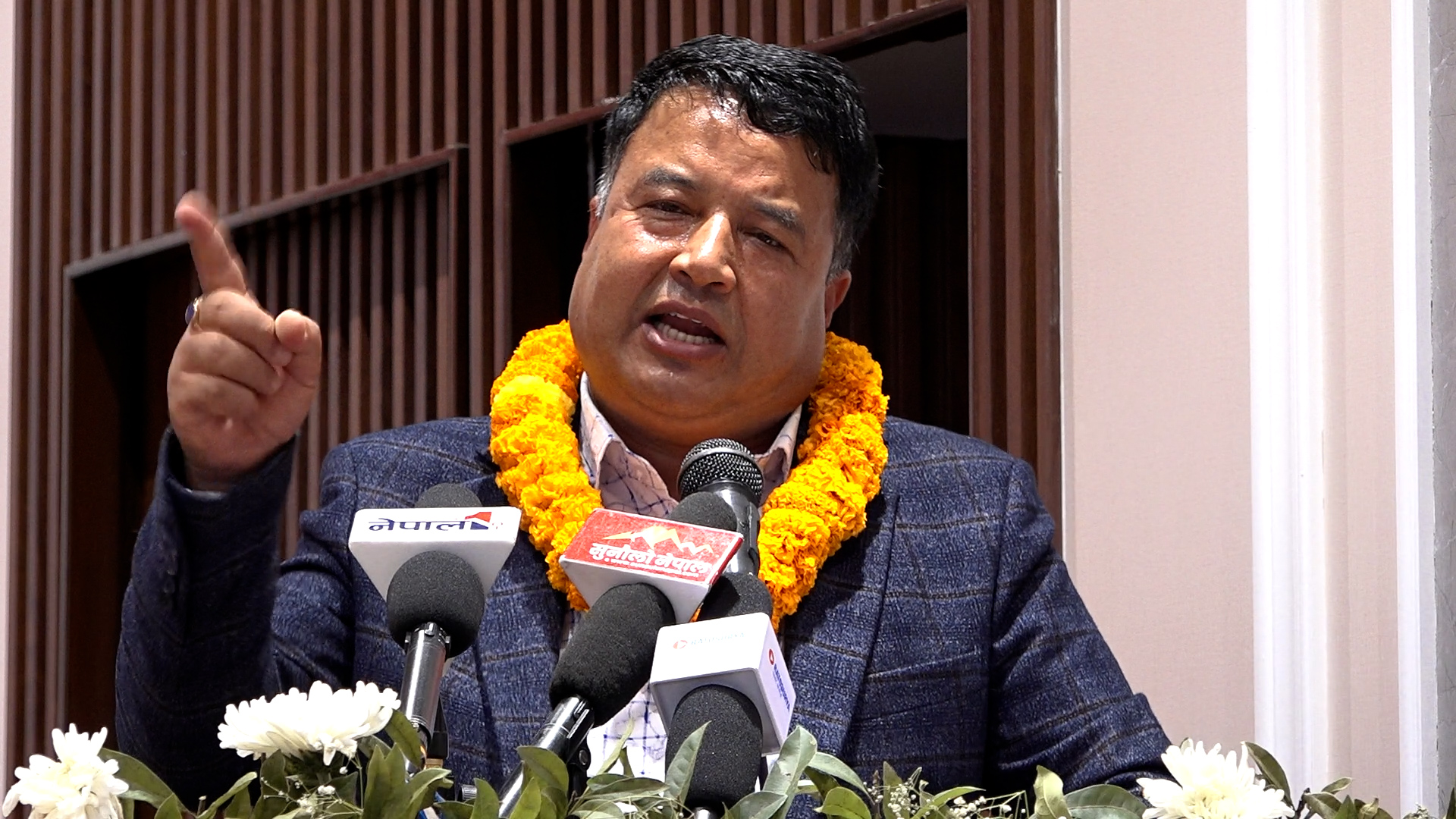 भक्तपुर दुईमा महेश बस्नेतलाई जिताउन उम्मेदवार नै एमाले प्रवेश