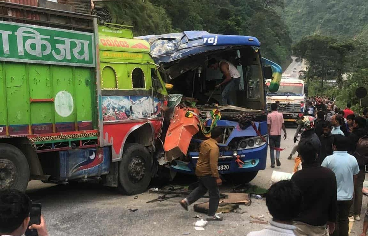 नारायणगढ–मुग्लिन सडक खण्डमा सातवटा गाडी एकआपसमा ठोक्किएर दुर्घटना