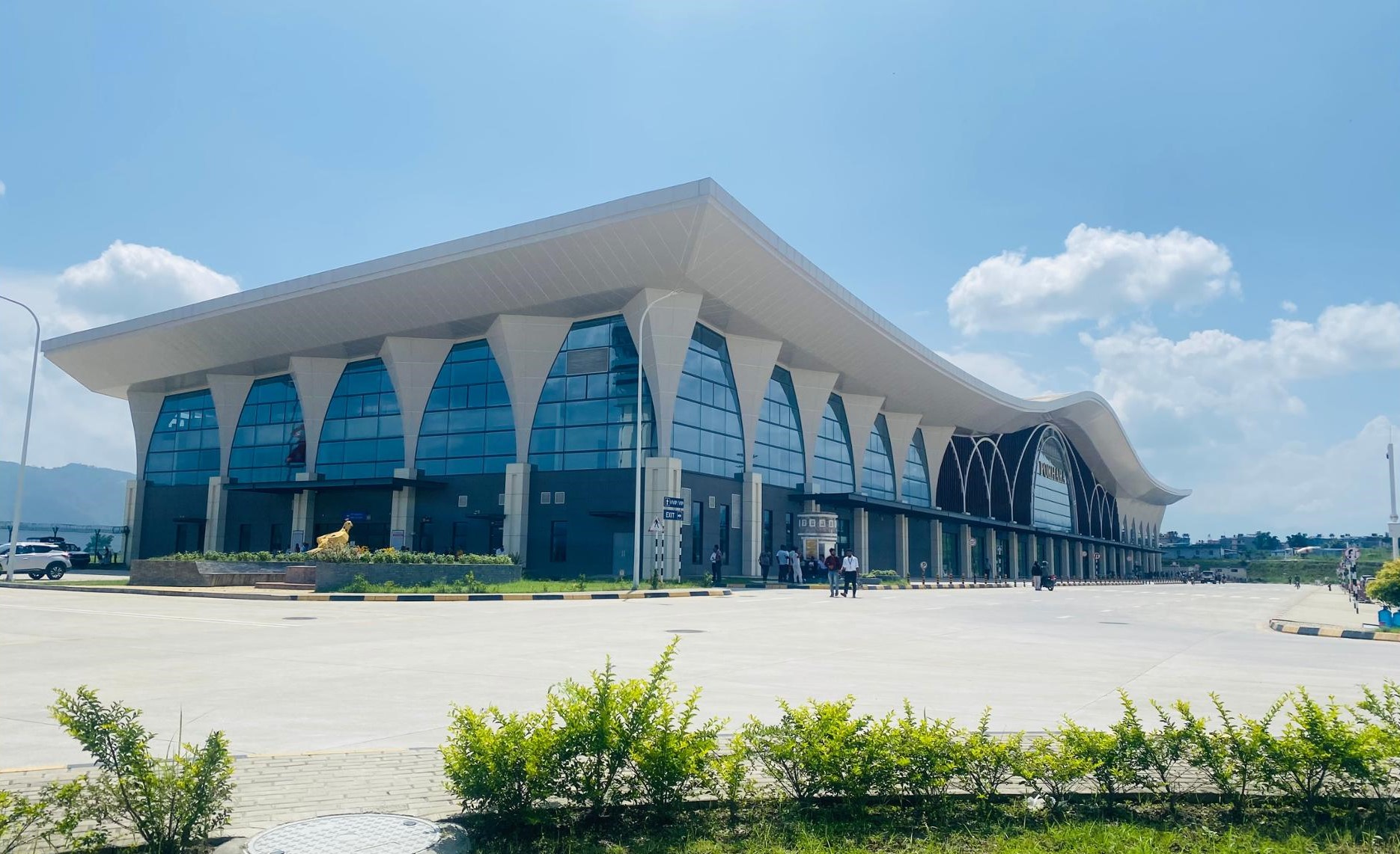 विद्युत पोल नहट्दा पोखरा-मुग्लिन सडक विस्तार प्रभावित