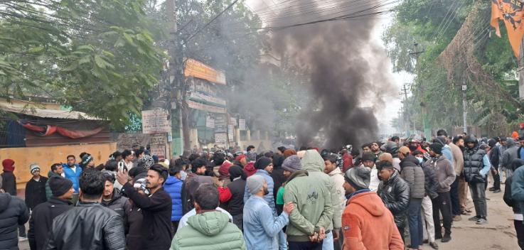 धनुषा घटनाको विरोधमा वीरगञ्जमा तनाव, प्रहरीद्वारा अश्रु ग्यास प्रहार