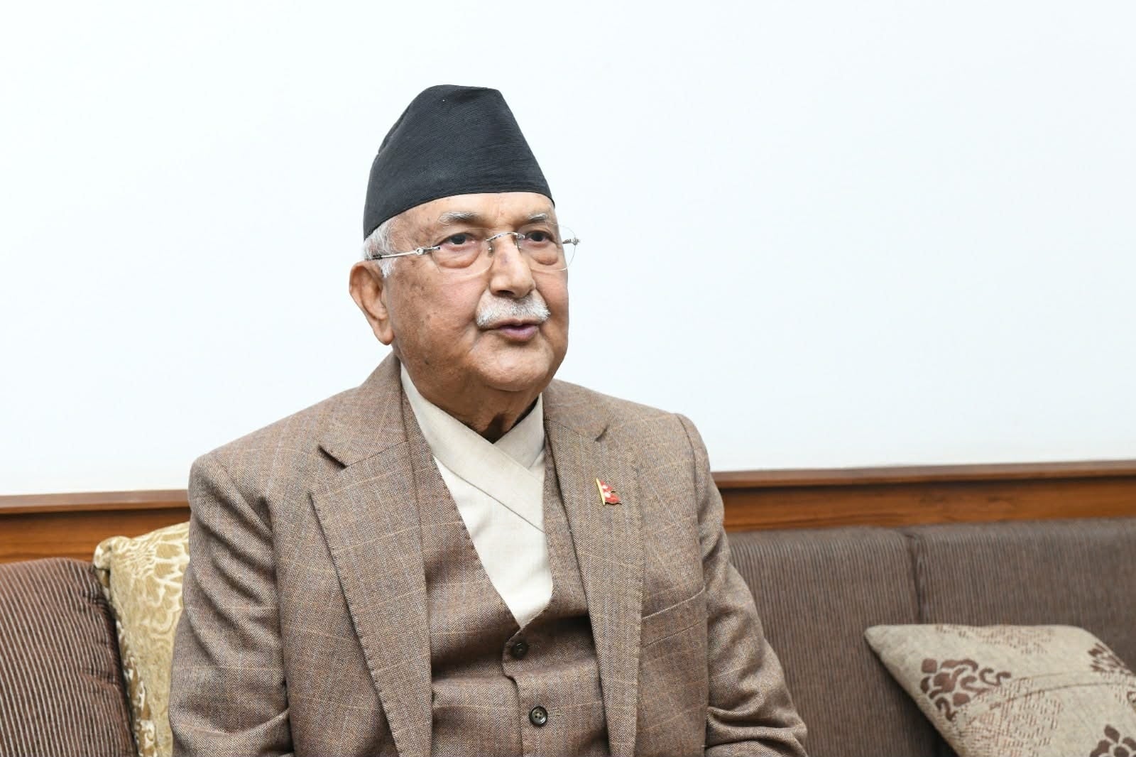 जननिर्वाचित सरकार ढल्नु लोकतन्त्र र संविधान ढल्नु हो : अध्यक्ष ओली