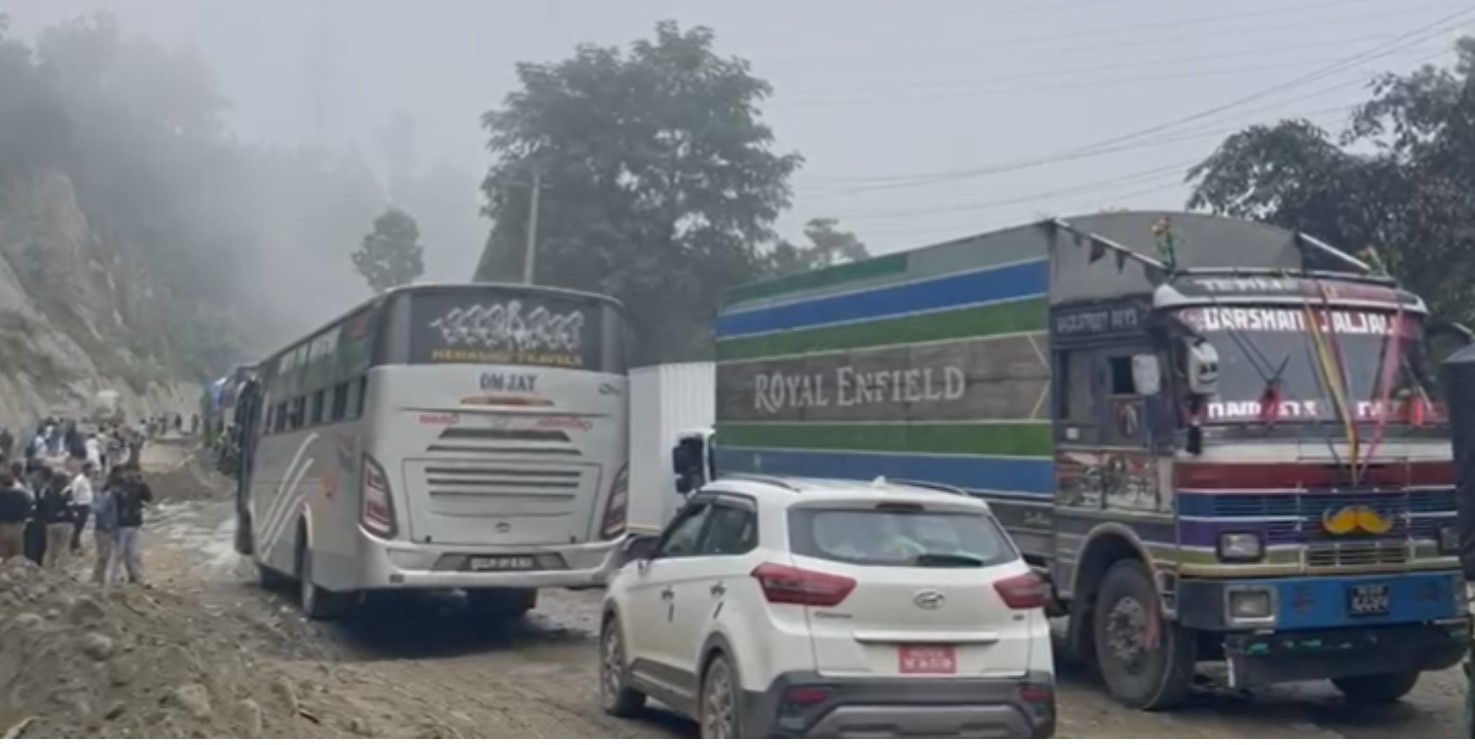 तीन दिनसम्म पानी पर्ने भन्दै दाउन्नेमा राति मालवाहक सवारी सञ्चालनमा रोक