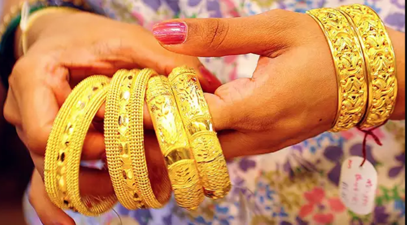 हालसम्मकै उच्च मूल्यबाट घट्यो सुन, चाँदीको भने नयाँ रेकर्ड